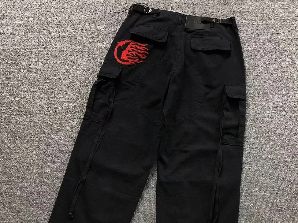 HELLSTAR Black Cargo Pants Red Logo - close-up detail